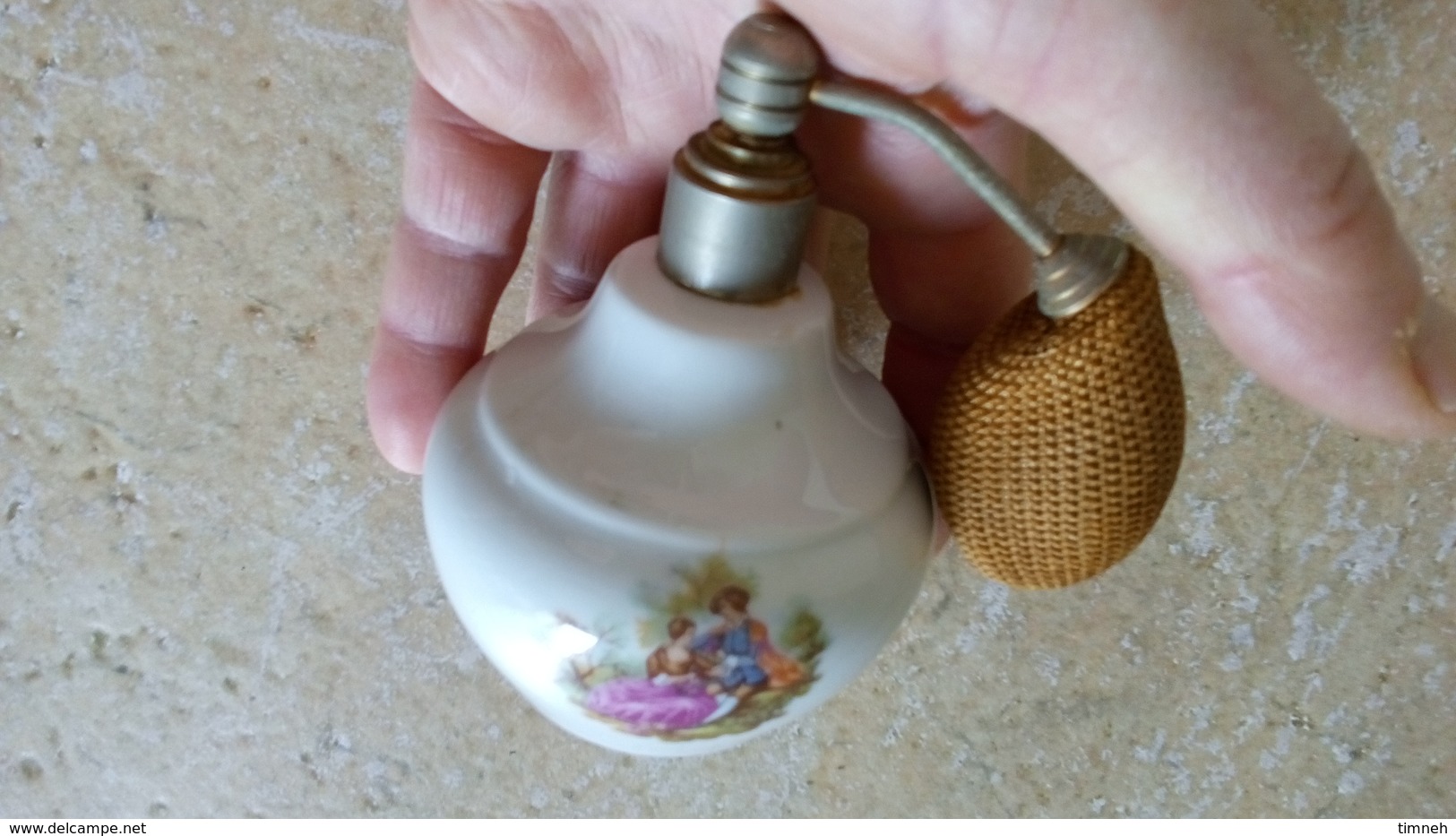Ancien vaporisateur à parfum (vide) - porcelaine de France - décor romantique type "fragonard" - n° modèle - métal+tissu