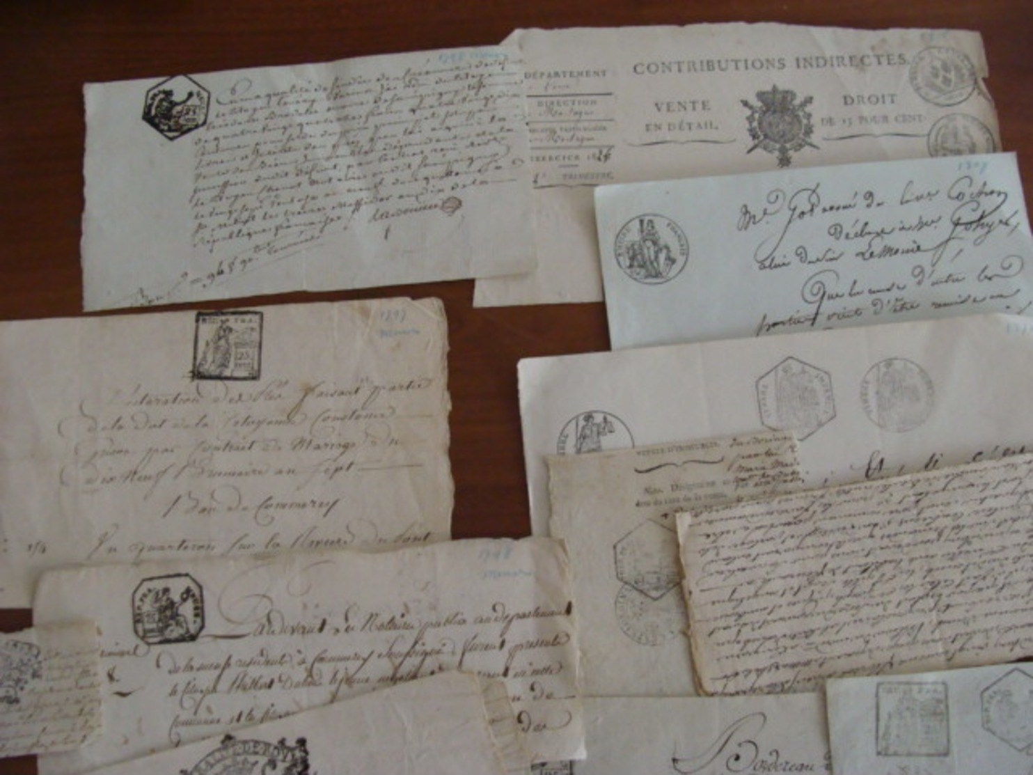 GROS LOT 260 MANUSCRITS DOCUMENTS CACHET GENERALITE MARQUES FISCALES FIN XVII A XIXe VOIR PHOTOS - Manoscritti