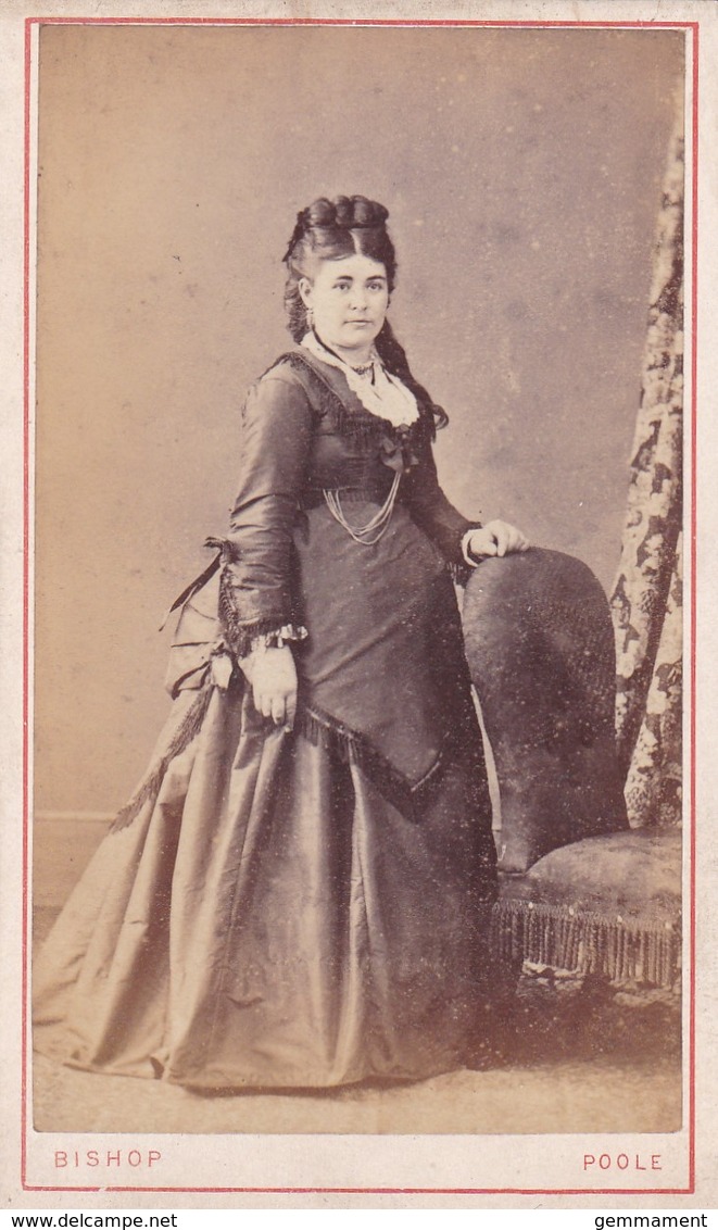 ANTIQUE CDV PHOTO -LADY WEARING LONG  FULL DRESS.  POOLE STUDIO - Old (before 1900)