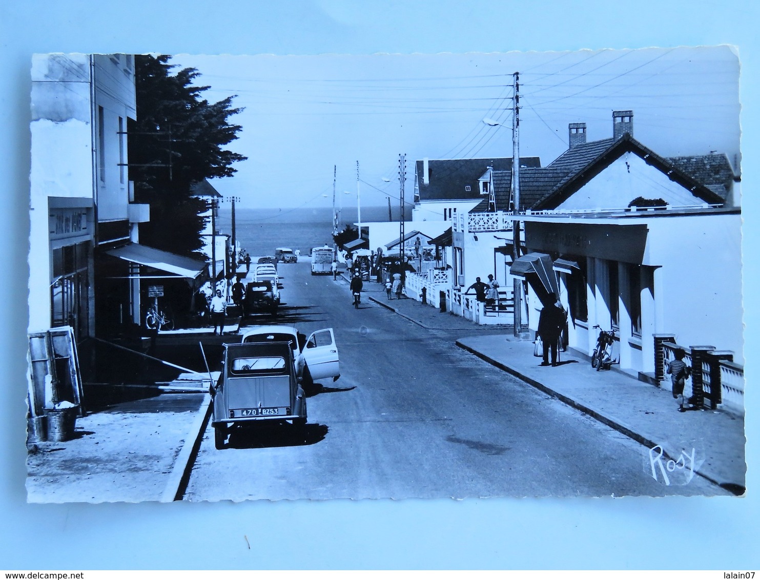 C.P.A. : 85 NOTRE DAME DES MONTS : L'Avenue De La Plage, 2CV, Animé, Timbre En 1965 - Autres & Non Classés