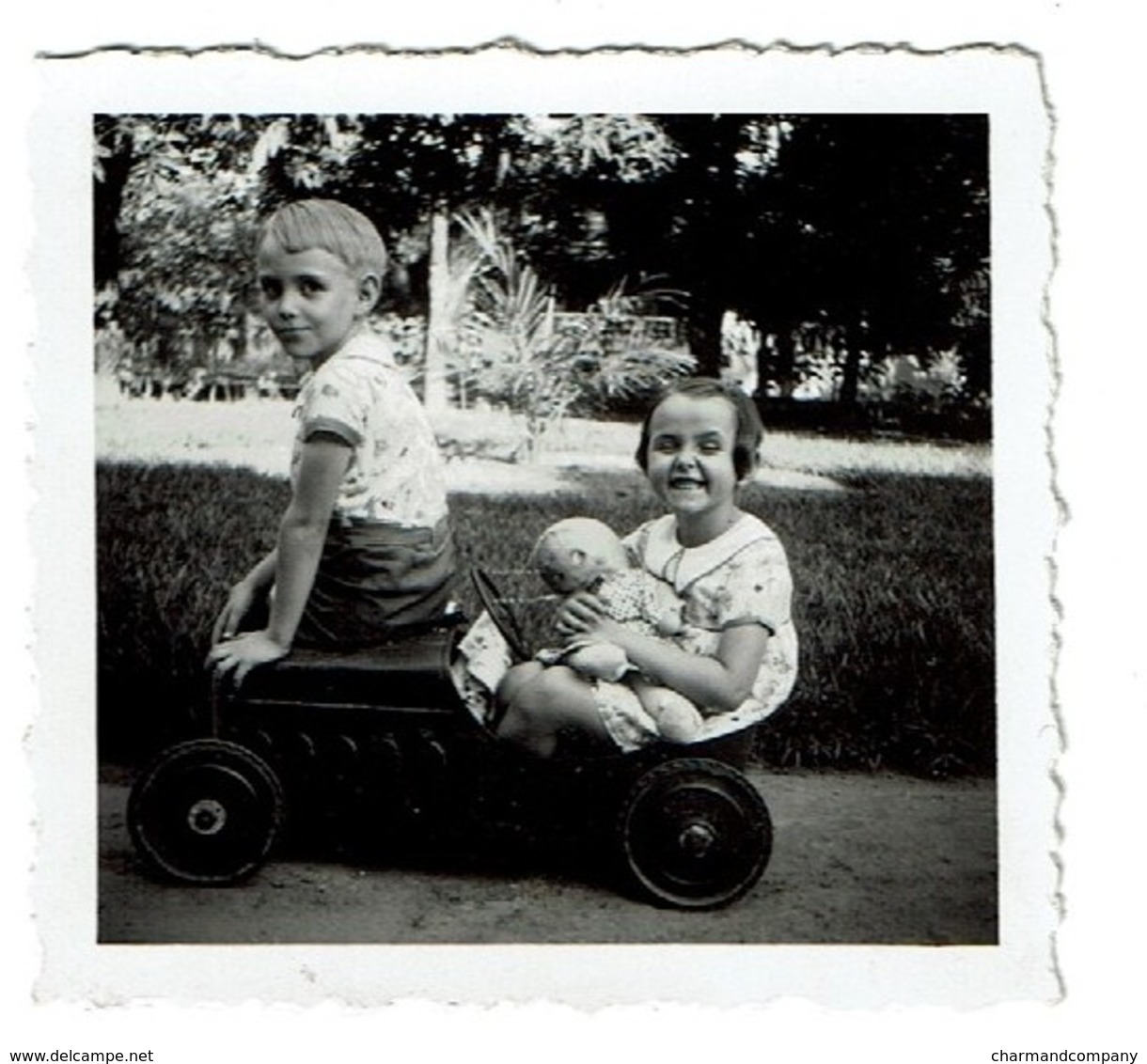 Petite Photo 5,5 Cm X 6 Cm - 1935 - 2 Enfants Sur Une - Toute Petite - Voiture à Pédales - 2 Scans - Automobiles