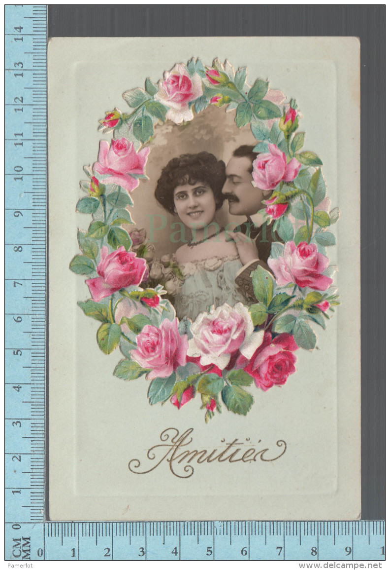 Couple  - RARE, CPA Trois Morceaux, Photo Appliqué Sur Une Carte Entouré D'un Decoupis De Fleurs - Couples