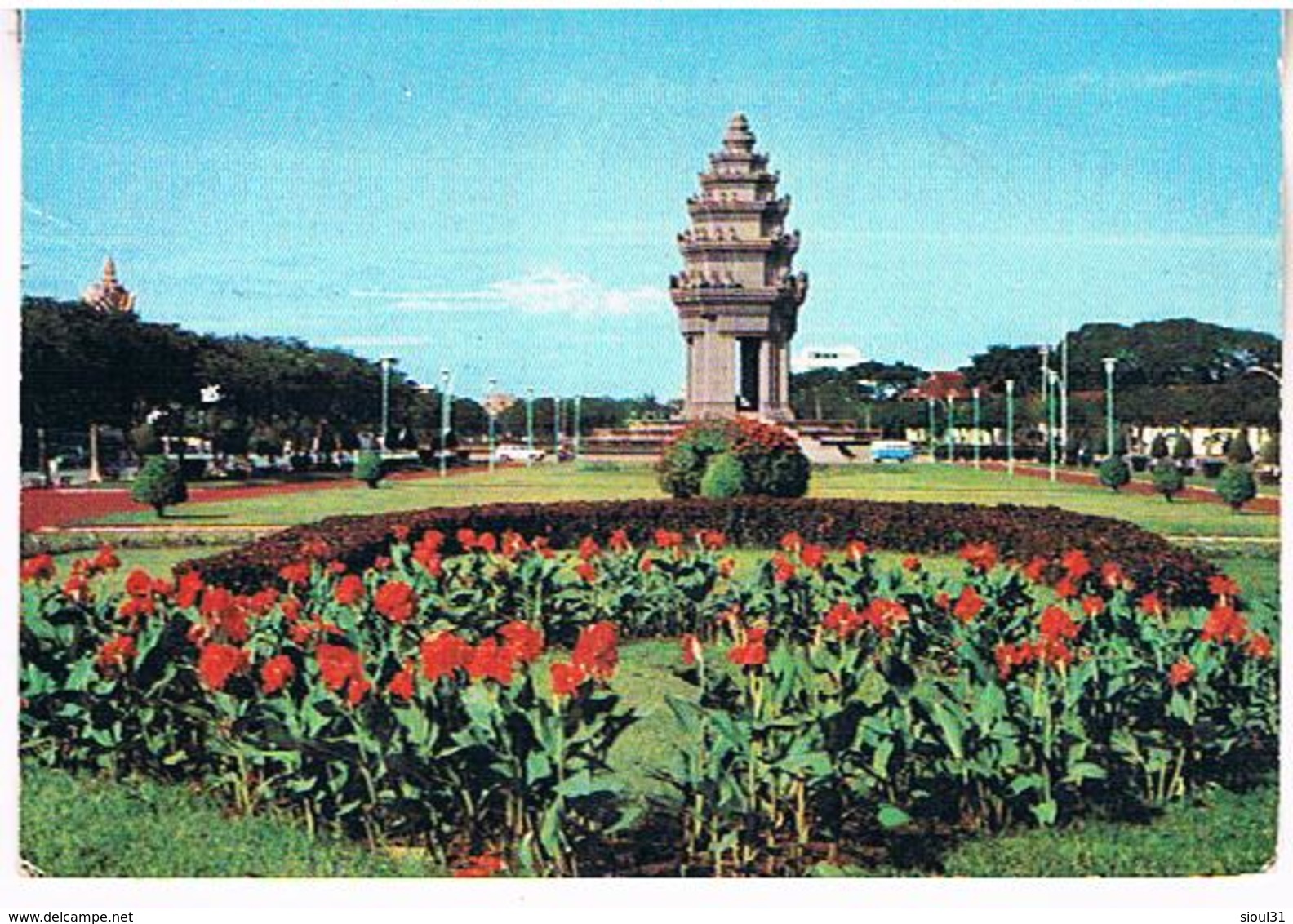 PHNOM- PENH    PLACE  DE L INDEPENDANCE    CPM  TBE  AA920 - Cambodge