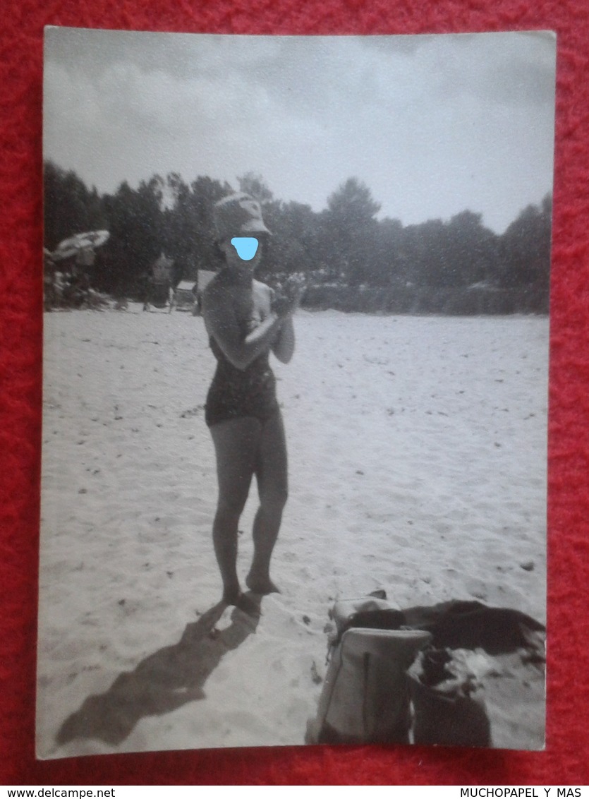 ANTIGUA FOTOGRAFÍA FOTO OLD PHOTO PLAYA PLAGE ? BAÑISTA PERSONA MUJER WOMAN EN LA ARENA CON SOMBRERO HAT SPAIN ? FRANCE? - Personas Anónimos