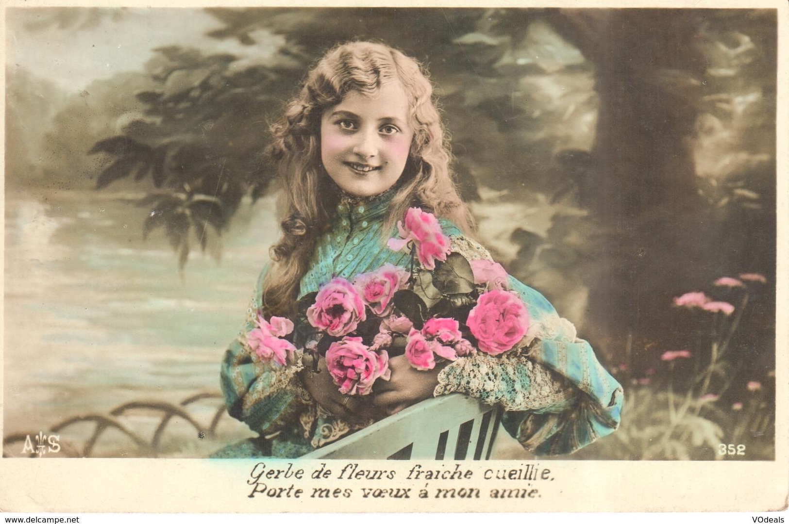 Thèmes - Fantaisies - Enfant - Portrait - Fillette - Gerbe De Fleurs - Portraits