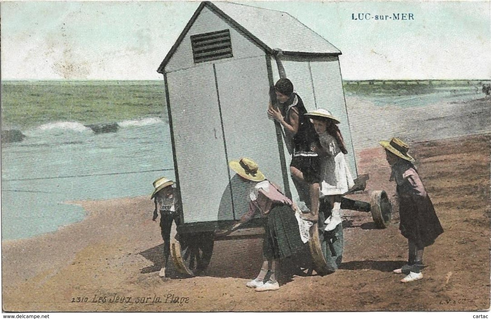 D14 - LUC SUR MER - LES JEUX SUR LA PLAGE - Cabine Sur Roues Et Fillettes Avec Chapeaux De Paille - Carte Colorisée - Luc Sur Mer