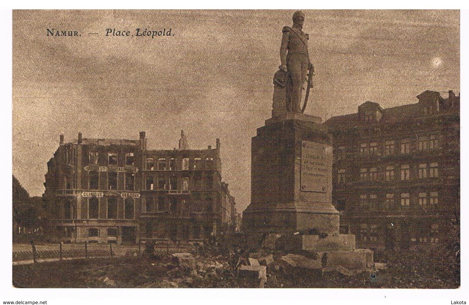 CPA Ruines De Guerre 14/18 : NAMUR Place Et Statue De Léopold 1er , Clinique Des Yeux Bribosia - Namur