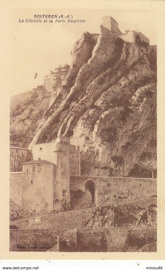 SISTERON :CPA BISTRE ANNEES 40.LA CITADELLE ET PORTE DAUPHINE.N CIRCULEE.ETAT PARFAIT.PETIT PRIX.COMPAREZ!!! - Sisteron