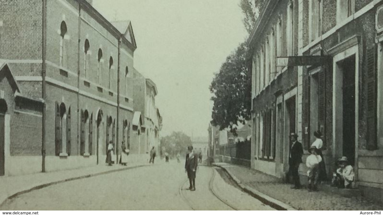 Quiévrain Ecole Communale Et Rue De La Station - Quiévrain