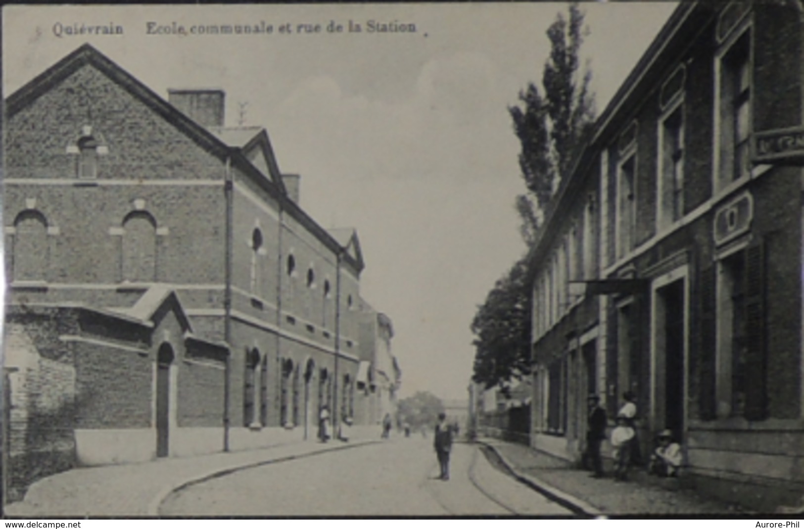 Quiévrain Ecole Communale Et Rue De La Station - Quievrain