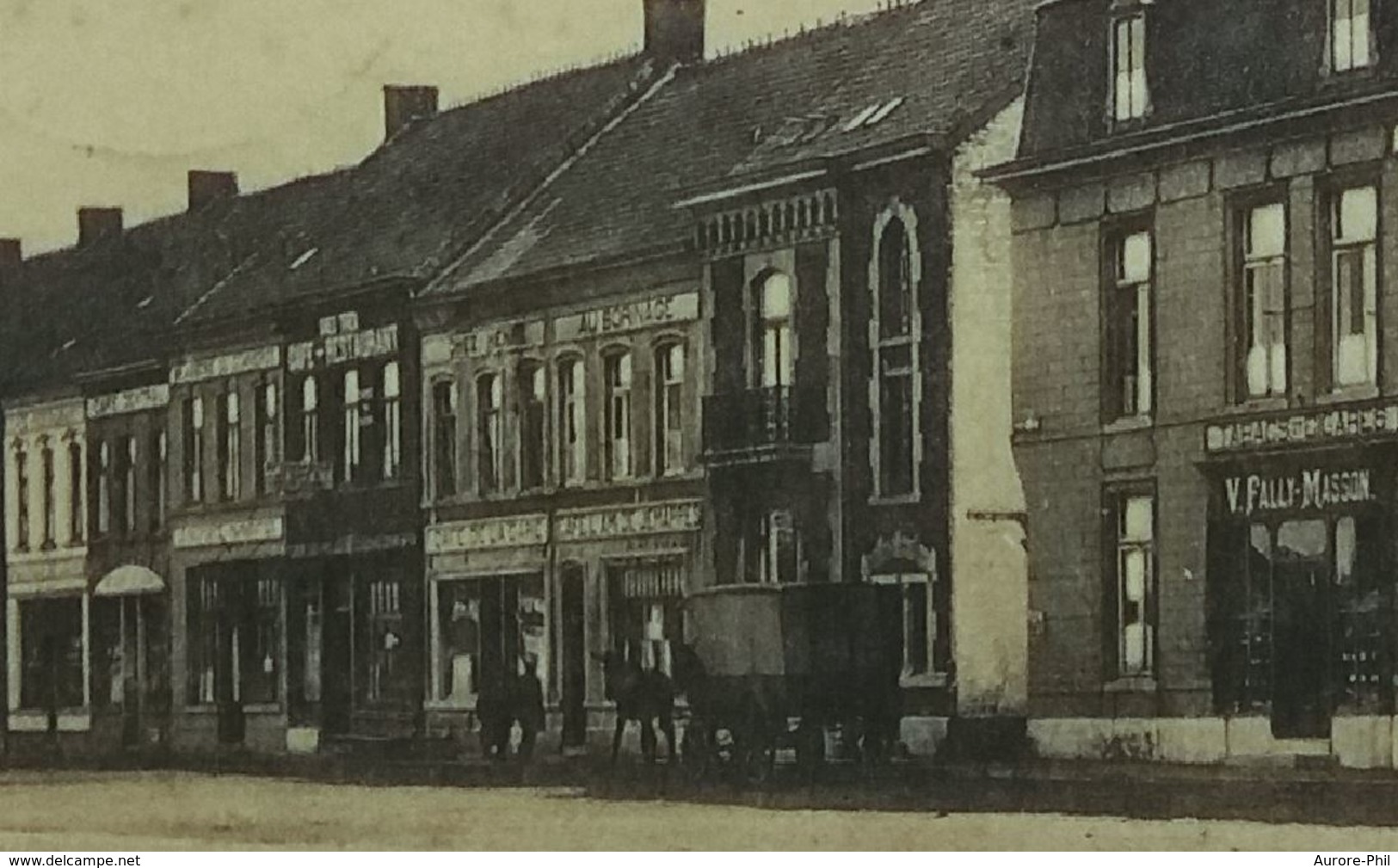 Quiévrain Place De La Gare Avec Attelage (Hôtel - Tabac Cigarettes - Restaurants - Cafés) - Quiévrain