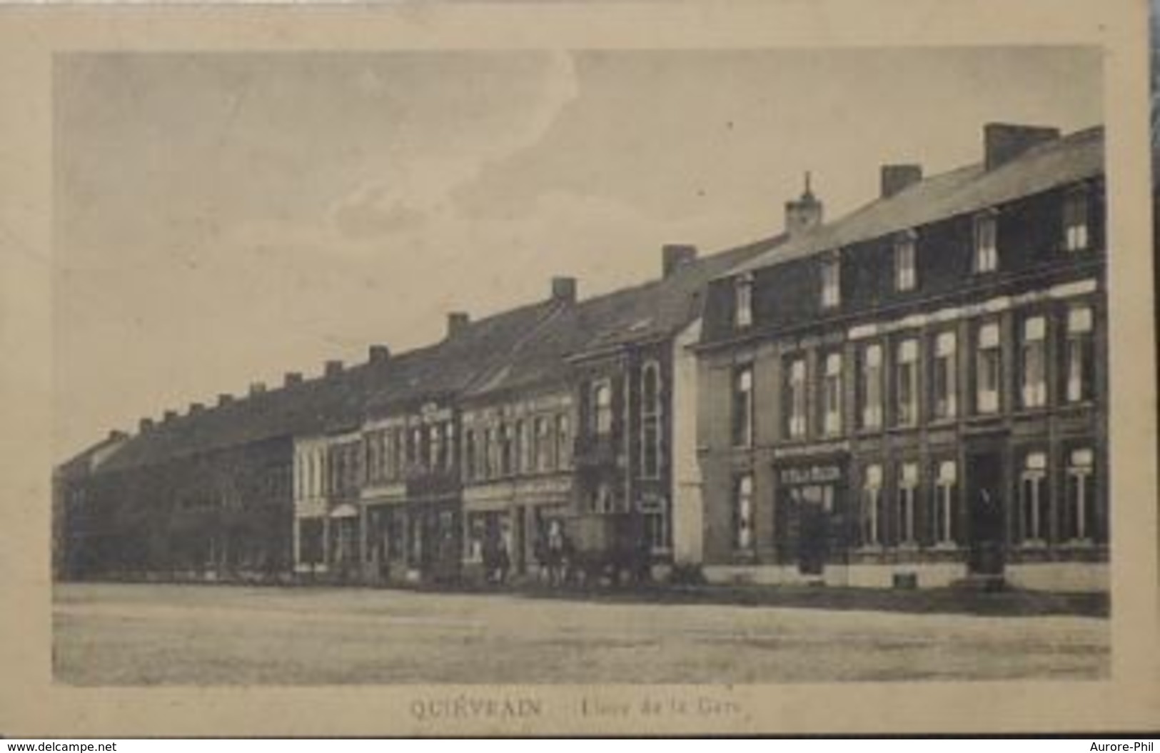 Quiévrain Place De La Gare Avec Attelage (Hôtel - Tabac Cigarettes - Restaurants - Cafés) - Quievrain