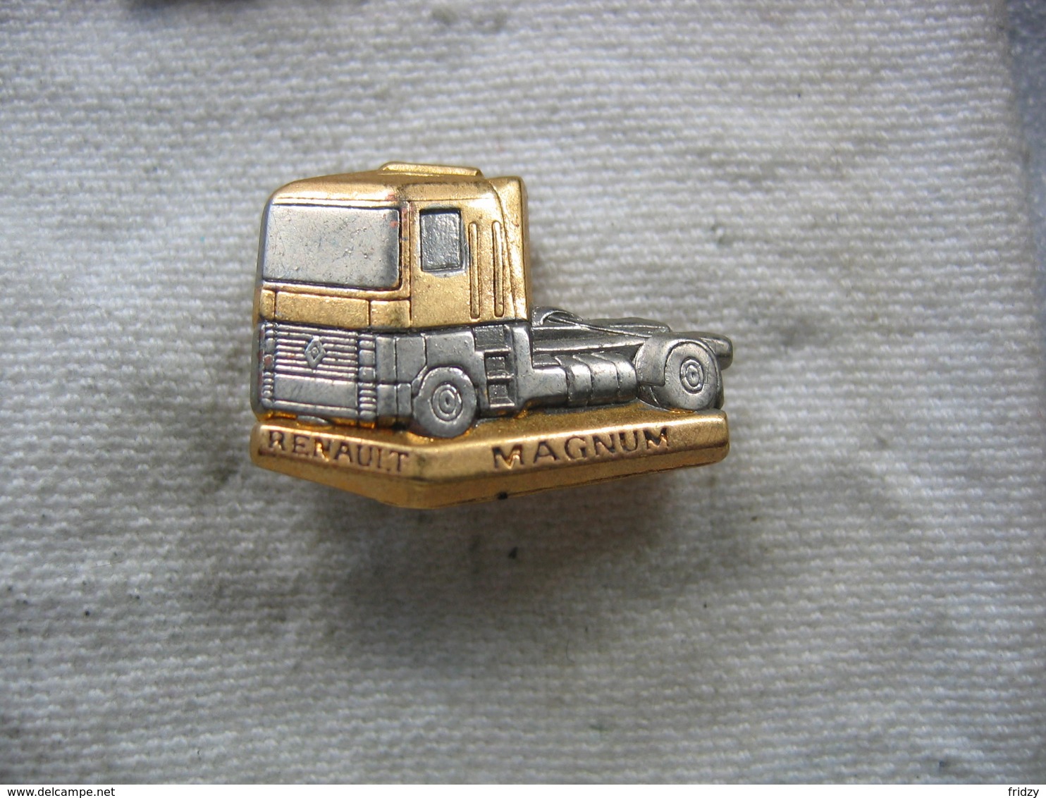 Pin's Arthus Bertrand, Beau Tracteur Routier RENAULT Magnum - Arthus Bertrand