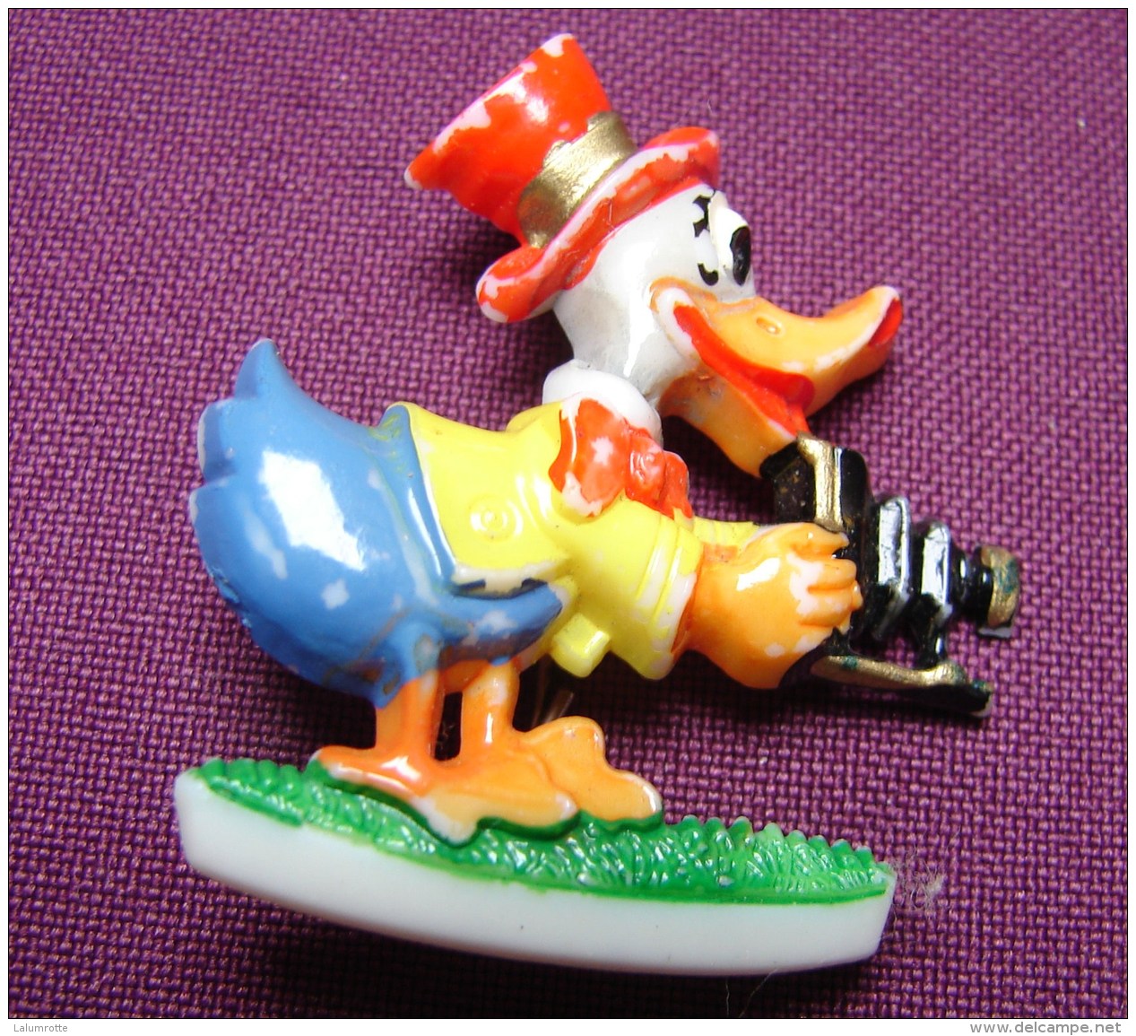 MW. 193. Ancienne Petite Broche En Plastique De Donald Duck Photographe - Broches