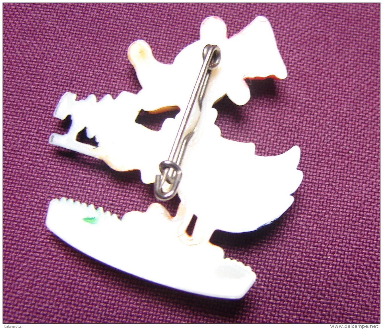 MW. 193. Ancienne Petite Broche En Plastique De Donald Duck Photographe - Broches