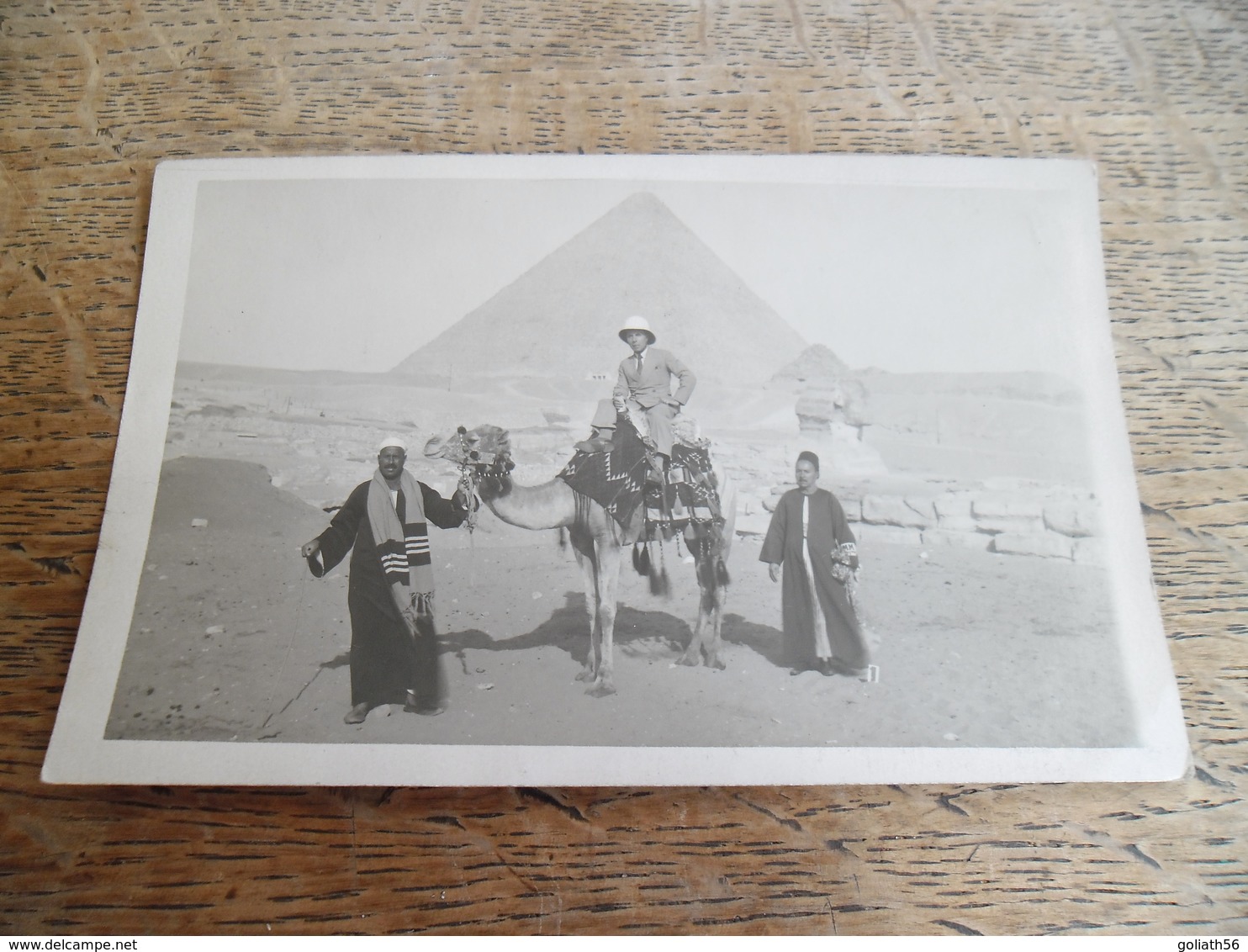 CPA Photo D'Egypte, Européen Sur Un Chameau Accompagné De Deux Egyptiens, Début De Siècle Je Pense - Pyramides