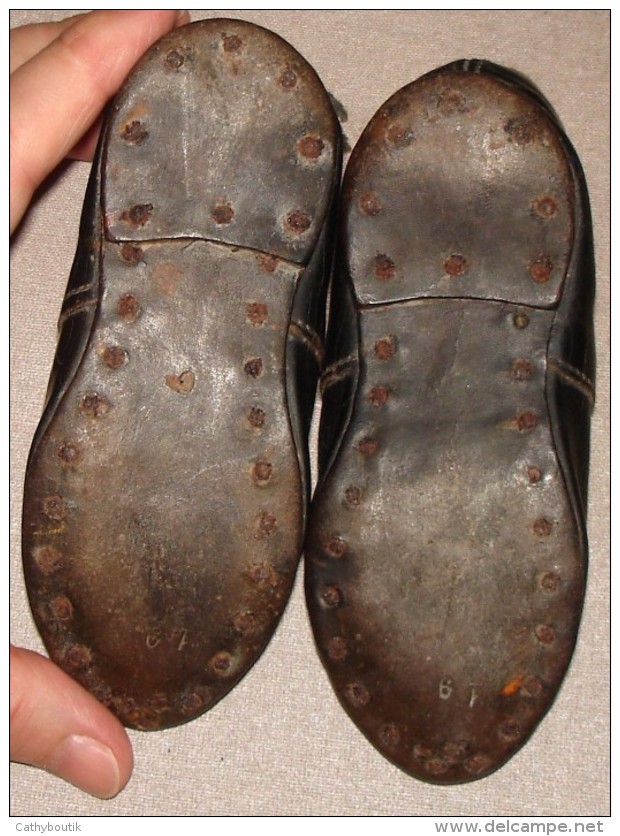 Très Anciennes Chaussures Pour Enfant En Cuir Avec Semelles Cloutées Datant De 1900-1930 - Schoenen