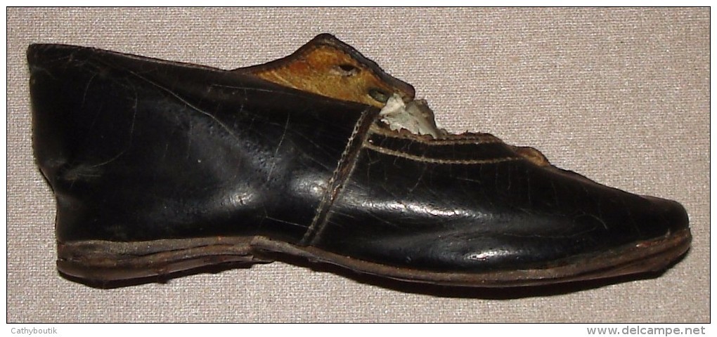 Très Anciennes Chaussures Pour Enfant En Cuir Avec Semelles Cloutées Datant De 1900-1930 - Chaussures