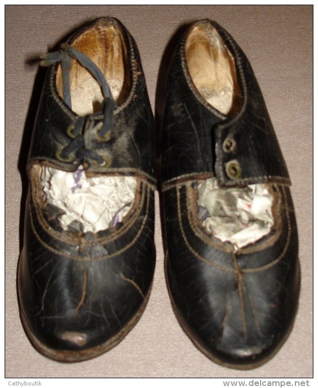 Très Anciennes Chaussures Pour Enfant En Cuir Avec Semelles Cloutées Datant De 1900-1930 - Schoenen