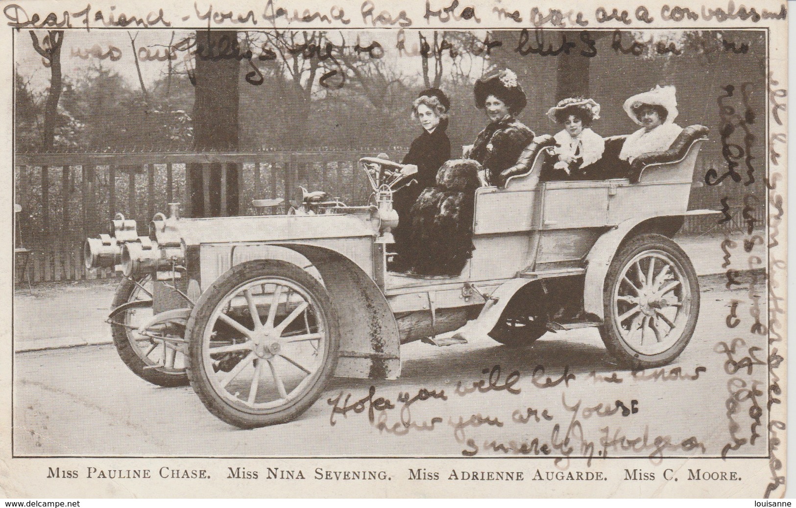 18 / 8 / 218. - VIEILLE. VOITURE  ET. SES. PASSAGÈRES - Turismo