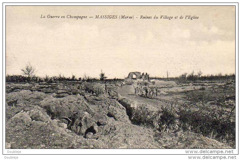 MASSIGES  MILITARIA GUERRE 1914-18  La Guerre En Champagne- Ruines Du Village Et De L' Eglise  ..... - Guerre 1914-18