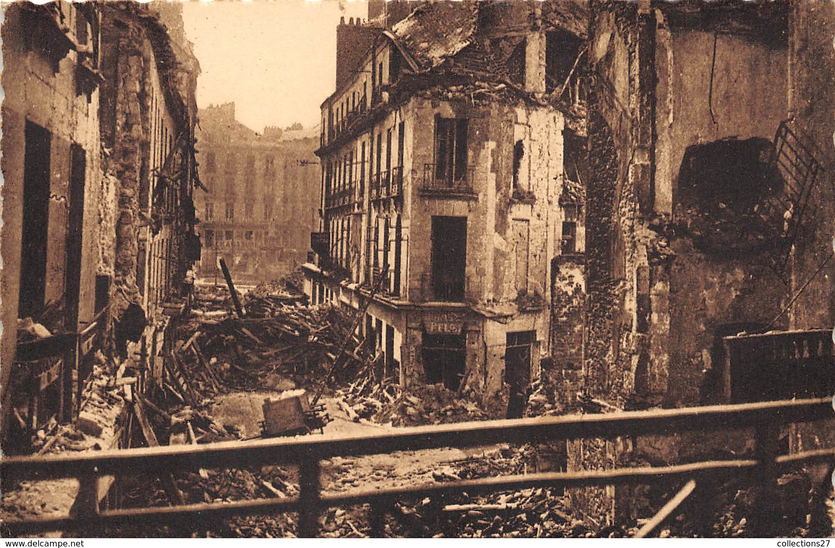 44-NANTES- APRES LES BOMBARDEMENTS- LA RUE DE L'ARCHE-SECHE VERS LA PLACE ROYALE - Nantes