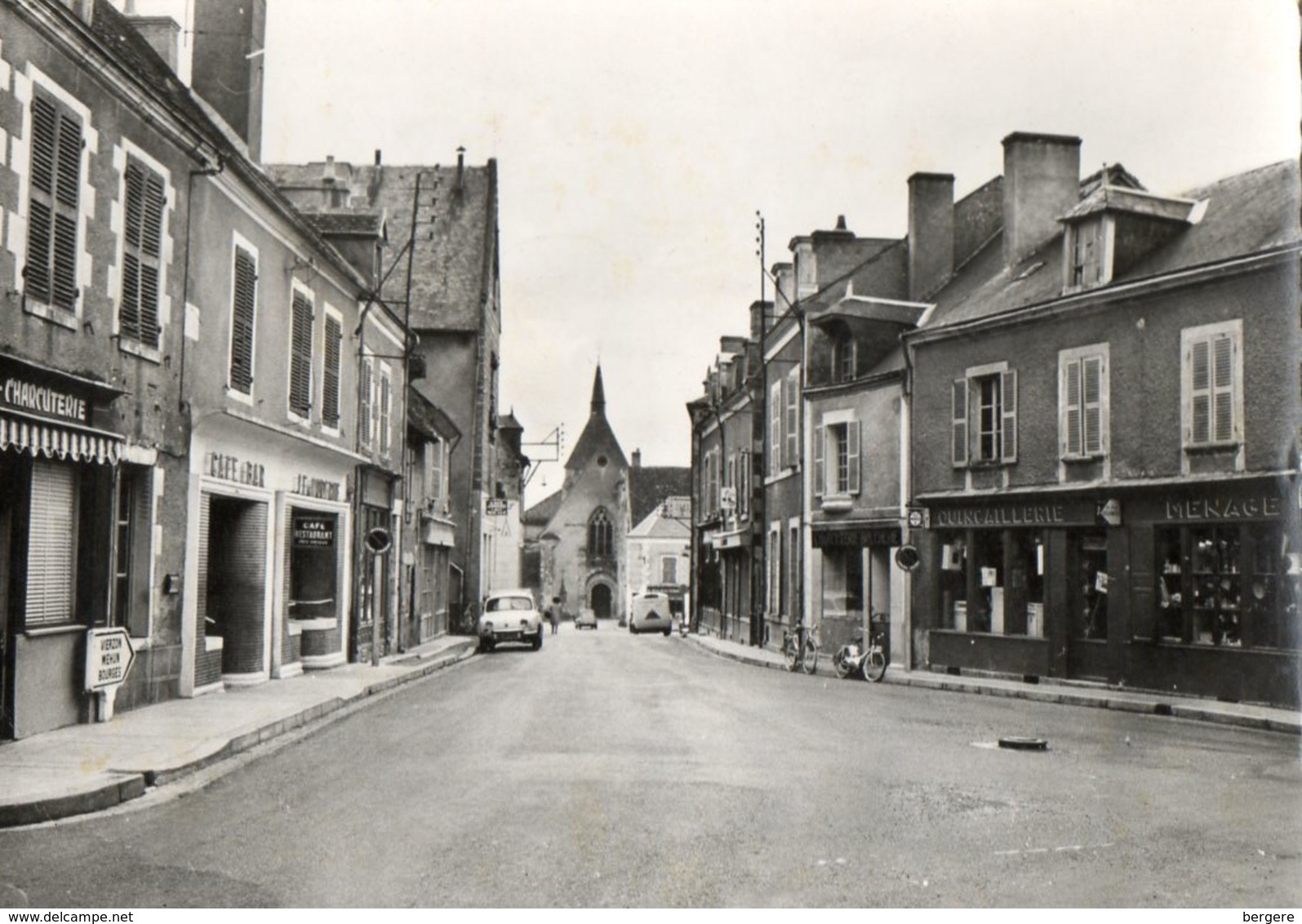 36. CPSM. REUILLY. Rue De La République, Commerces Boucher, Café Le Commerce, Quincaillerie Laines Pingouin. 1966. - Other & Unclassified