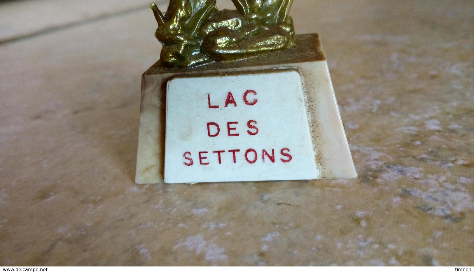 Souvenir LAC DES SETTONS - Miniature 10g/6cm Animal De Montagne & Socle - Le Tout Plastique - Vintage Vers 1970 - Karaffen