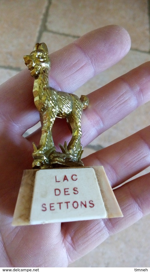 Souvenir LAC DES SETTONS - Miniature 10g/6cm Animal De Montagne & Socle - Le Tout Plastique - Vintage Vers 1970 - Carafes