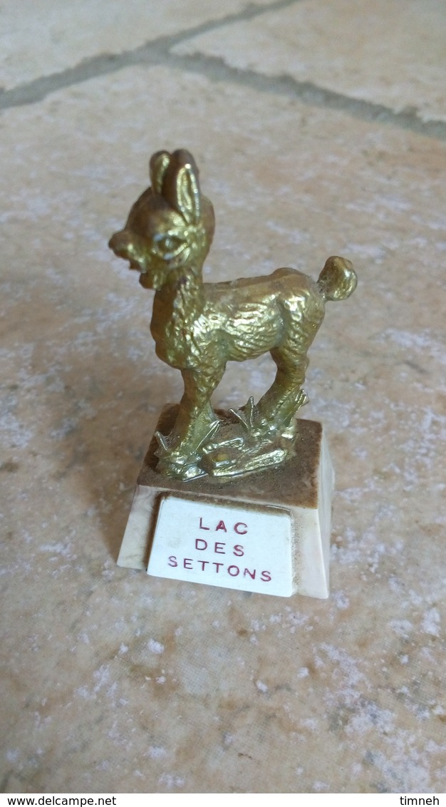 Souvenir LAC DES SETTONS - Miniature 10g/6cm Animal De Montagne & Socle - Le Tout Plastique - Vintage Vers 1970 - Jarras