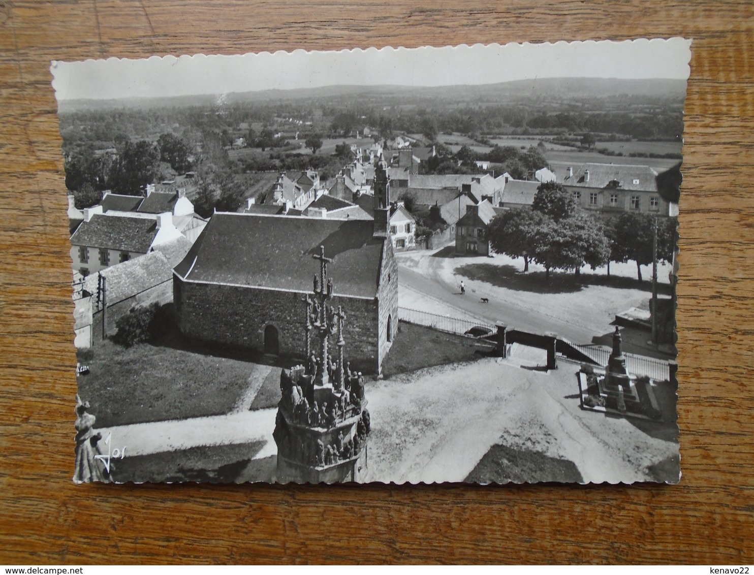 Plomodiern , Vue Prise Du Clocher , Le Grand Calvaire Du Placitre Et La Chapelle , L'école Et Les Maisons Du Bourg - Plomodiern