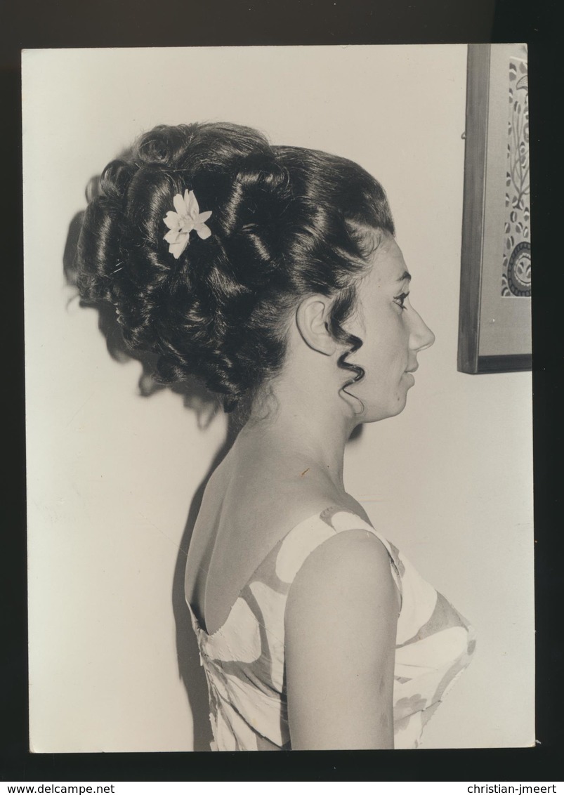 Femme Et Mode  Coiffure - Anonymous Persons