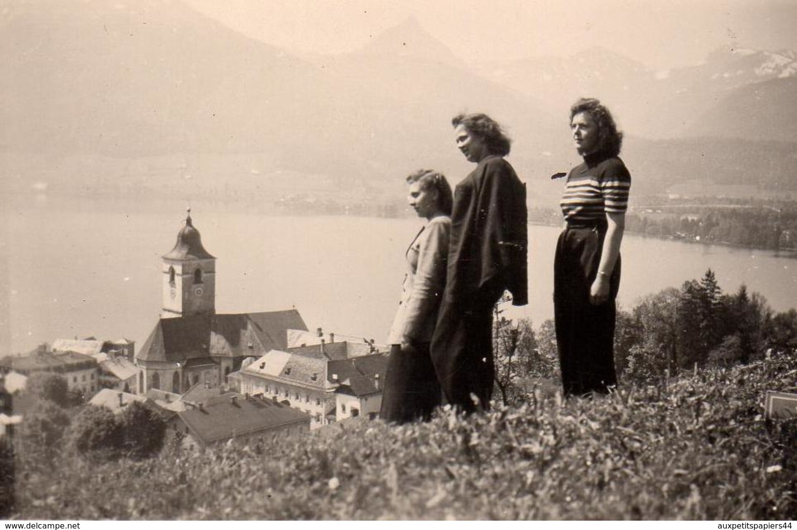 Photo Originale Les 3 Pin-Up à Pfingsten En 1944 - Vue Plongeante Sur Le Lac & Clocher à Identifier En Allemagne - Pin-up