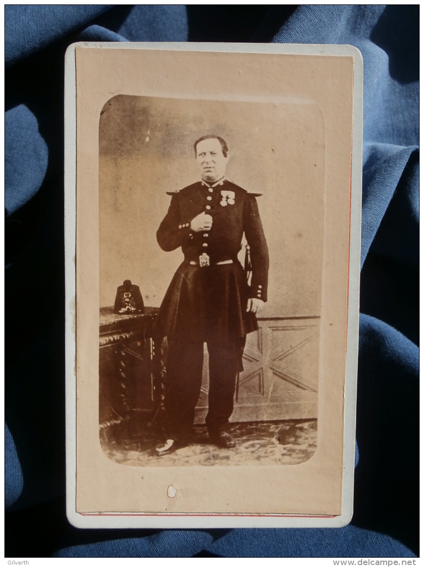 Photo CDV Anonyme - Militaire Officier De La Garde Nationale Médailles Repro Vers 1880 D'un Portrait Second Empire L354A - Old (before 1900)