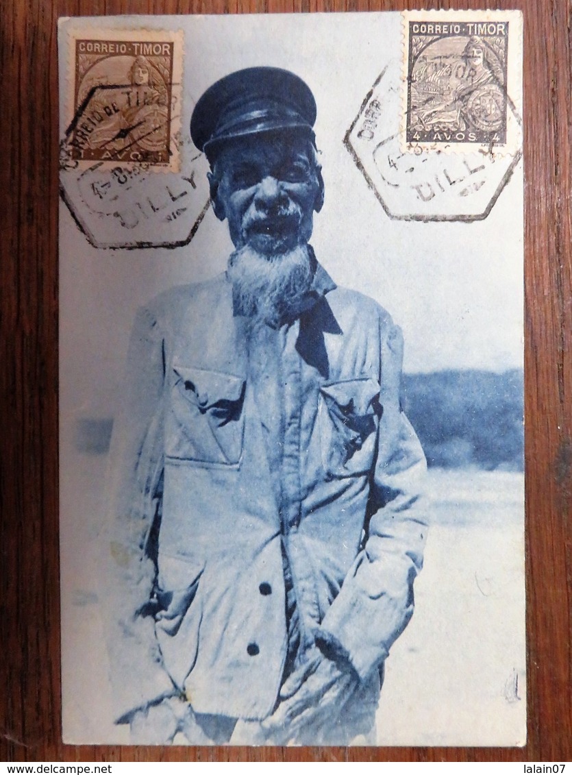 C.P.A. TIMOR : Timor Português : Um Macàir Lulic ( Sacerdote Gentilico), 2 Selos - Oost-Timor