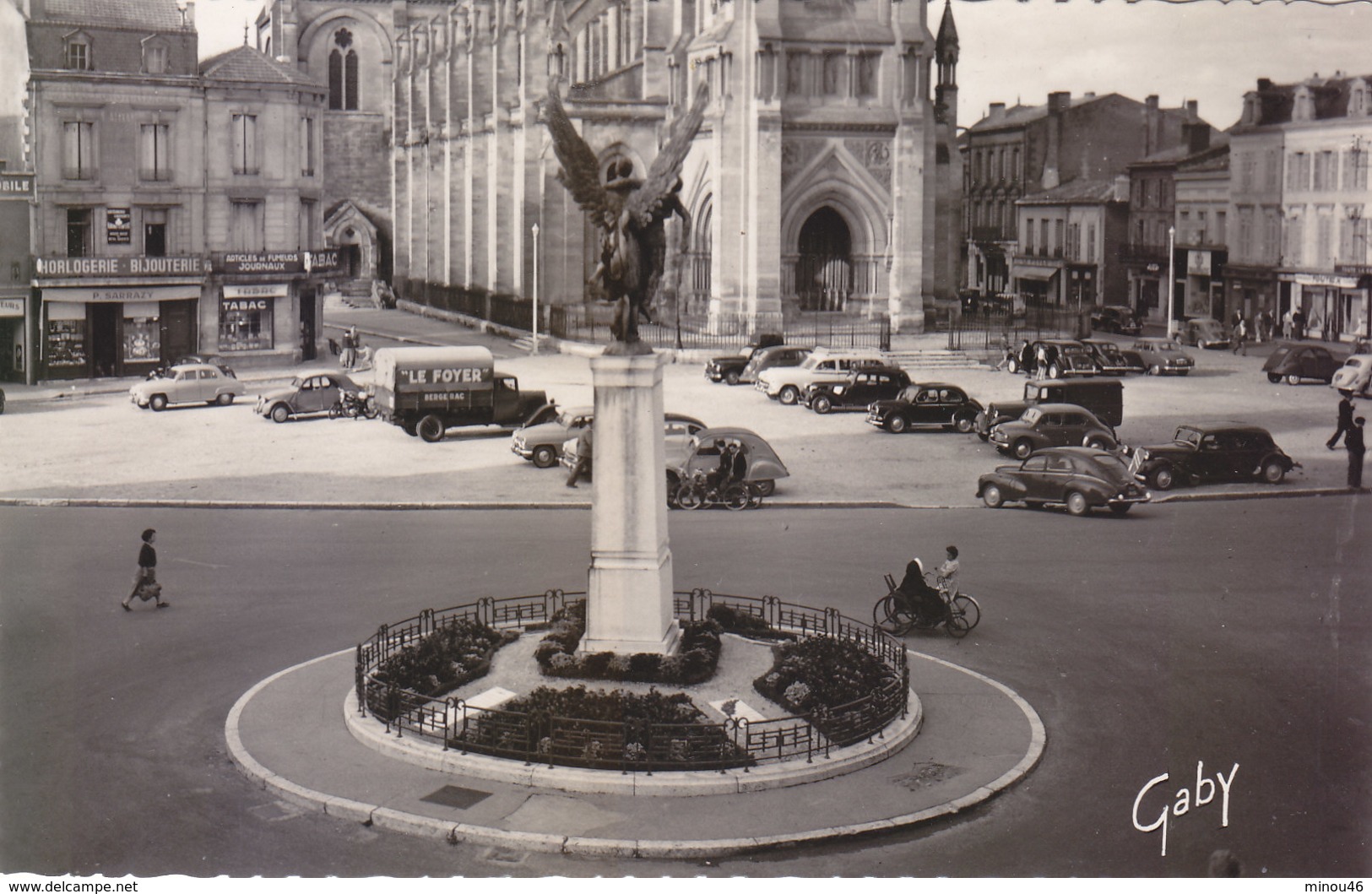 BERGERAC : RARE CPSM.P.F. ANNEES 50...LE MONUMENT AUX MORTS.ANIMEE VOITURES.N.CIRCULEE.T.B.ETAT.PETIT PRIX.COMPAREZ!!! - Bergerac