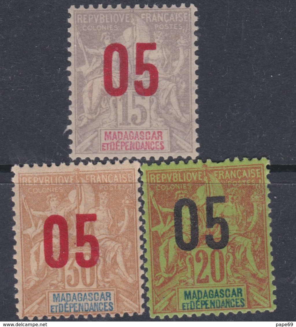 Madagascar N° 111 / 13 X Partie De Série : Timbres 1896 / 1900 Surchargés Les 3 Valeurs Trace De Charnière Sinon TB - Nuovi