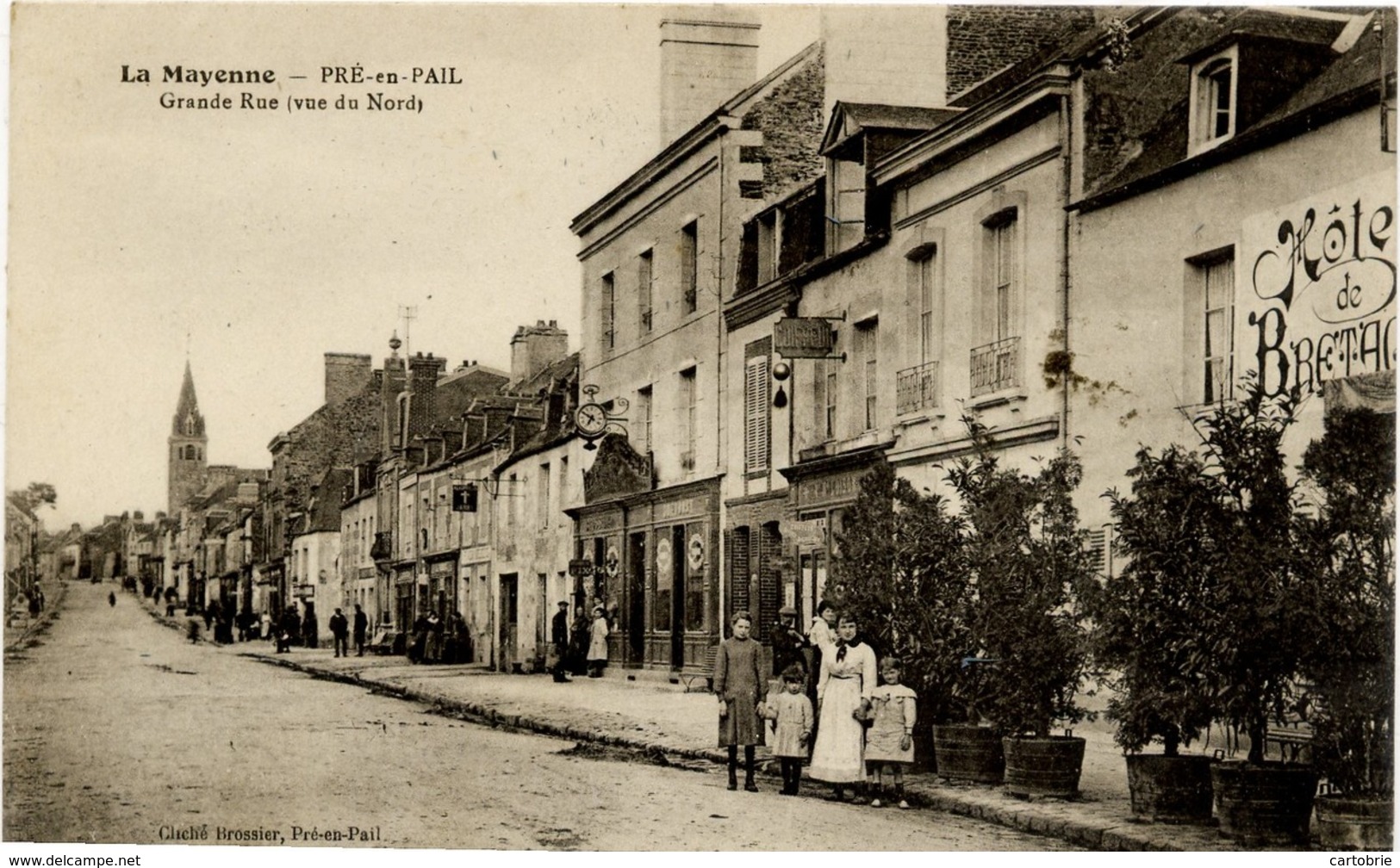 53 La Mayenne - PRÉ-EN-PAIL - Grande Rue (vue Du Nord) - Animée - Hôtel De Bretagne... - Pre En Pail