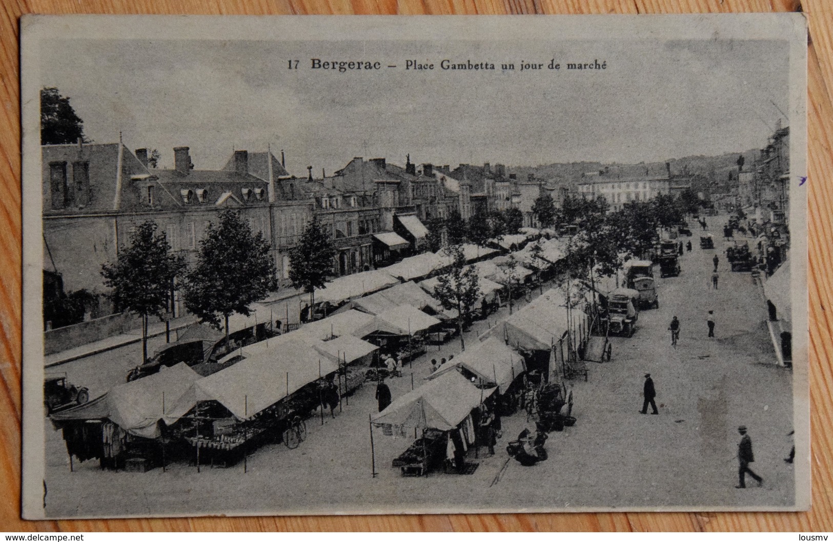 24 : Bergerac - Place Gambetta Un Jour De Marché - Animée : Petite Animation - (n°13046) - Bergerac