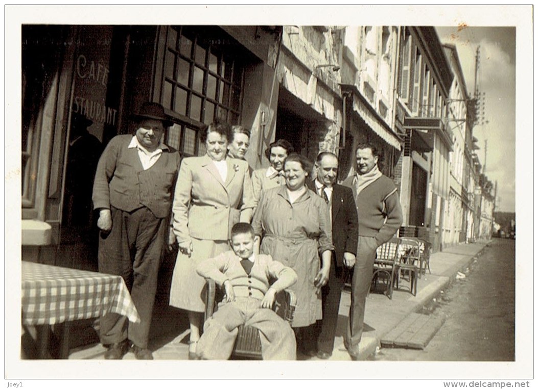 Photo 1954 Famille Devant L Hotel Avant Le Départ - Anonymous Persons