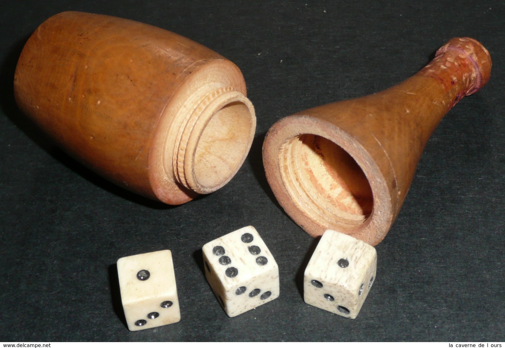 Rare Ancien Jeu De 421 Art Populaire, Bouteille En Bois Tourné Et Dés En Os Domestique, DE - Other & Unclassified