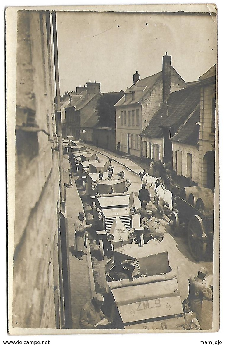 Carte Postale Photo - Colonne D'engins Militaires Et Charrette Tirée Par Un Cheval Portant Des Tonneaux - Oorlog 1914-18