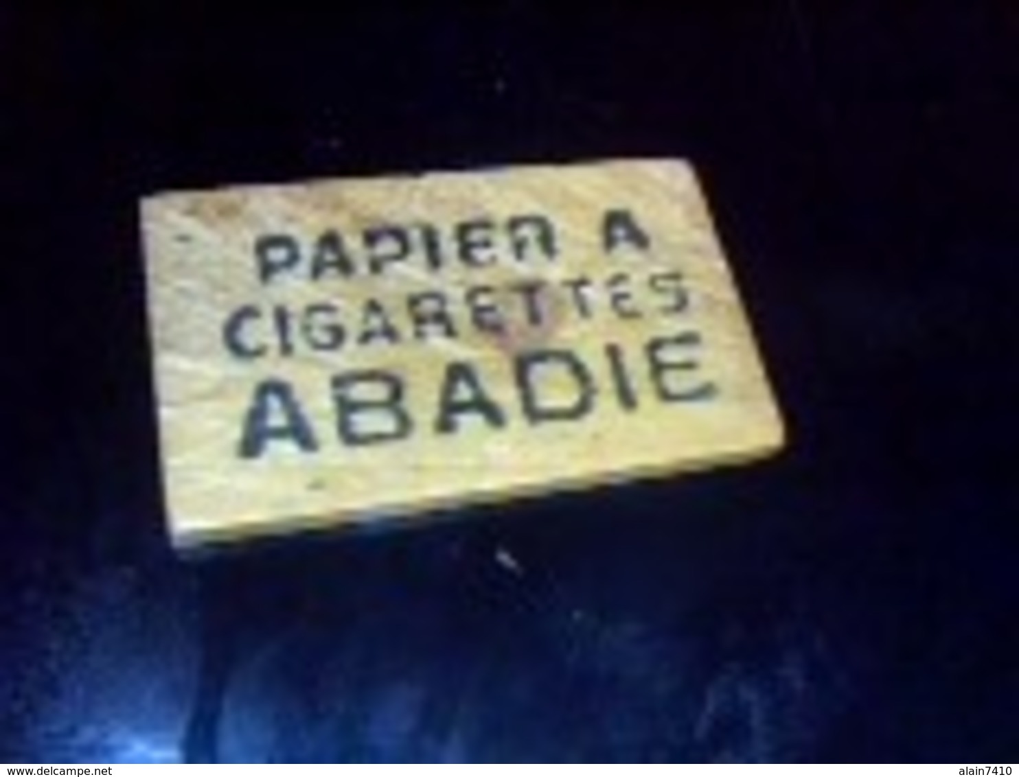 Jeton Publicitaire De Nain Jaune En Bois Papier A Cigarete  ABADIE Objet De Bistrot Autentique - Autres & Non Classés