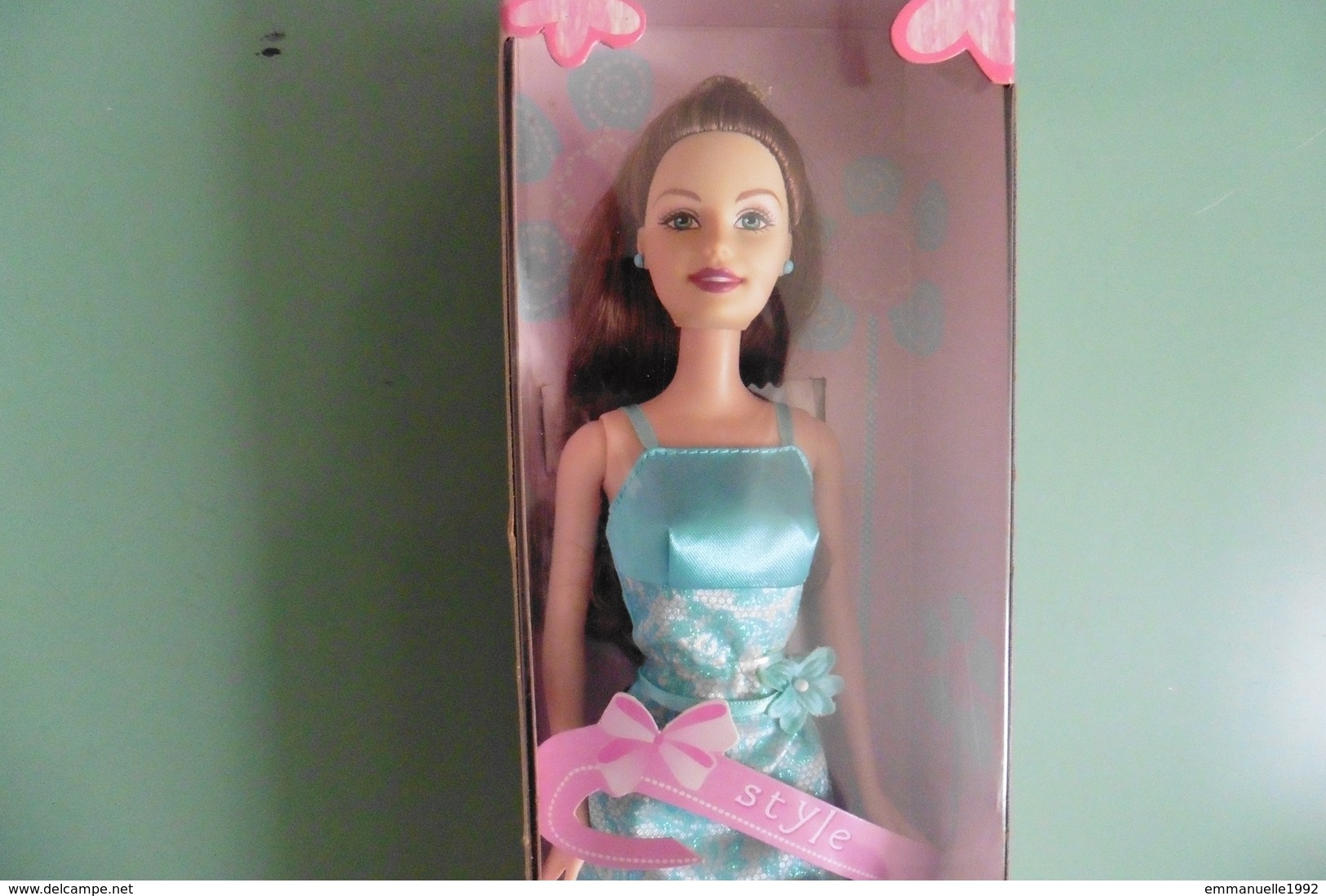 NEUF - Poupée Barbie Style Cheveux Brun Auburn Robe Bleue Mattel 2005 - Barbie
