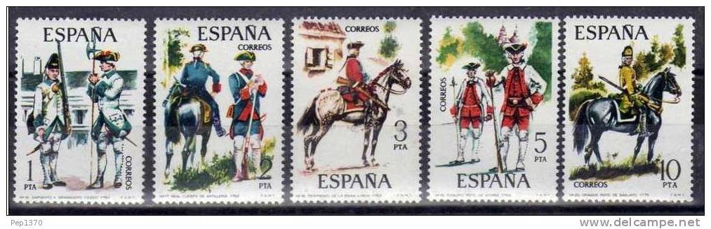 ESPAÑA 1975 - UNIFORMES MILITARES IV GRUPO - Edifil Nº 2236-2240 - Yvert 1890-1894 - Textiles