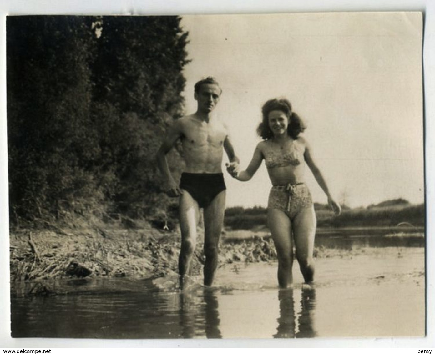 2 PHOTOS - PORTRAIT DE FEMME EN MAILLOT DE BAIN - HOMME ET FEMME EN MAILLOT DE BAIN - 1946 - Luoghi