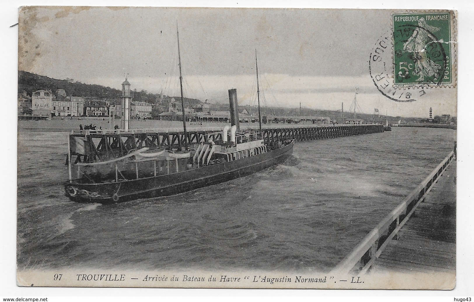 TROUVILLE - N° 97 - ARRIVEE DU BATEAU L' AUGUSTIN NORMAND - DECHIRURE EN HAUT A DROITE - CPA  VOYAGEE - 14 - Ferries