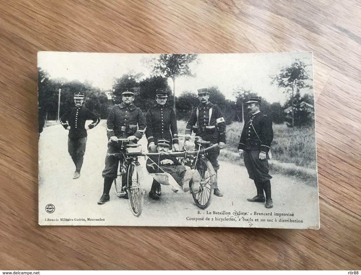 Carte Postale Brancard Improvisé Bataillon De Chasseurs Cyclistes - 1914-18