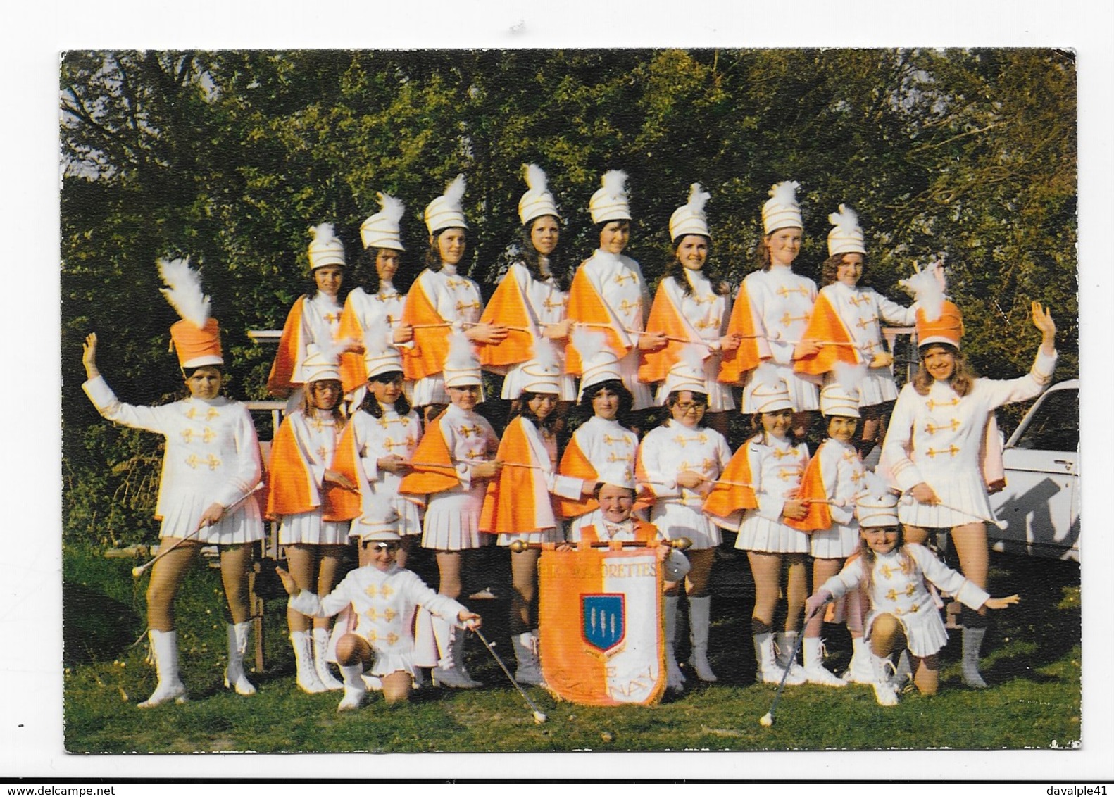 18 SANCERRE  LES MAJORETTES DE BANNAY   VOIR LES   2 SCANS - Sancerre