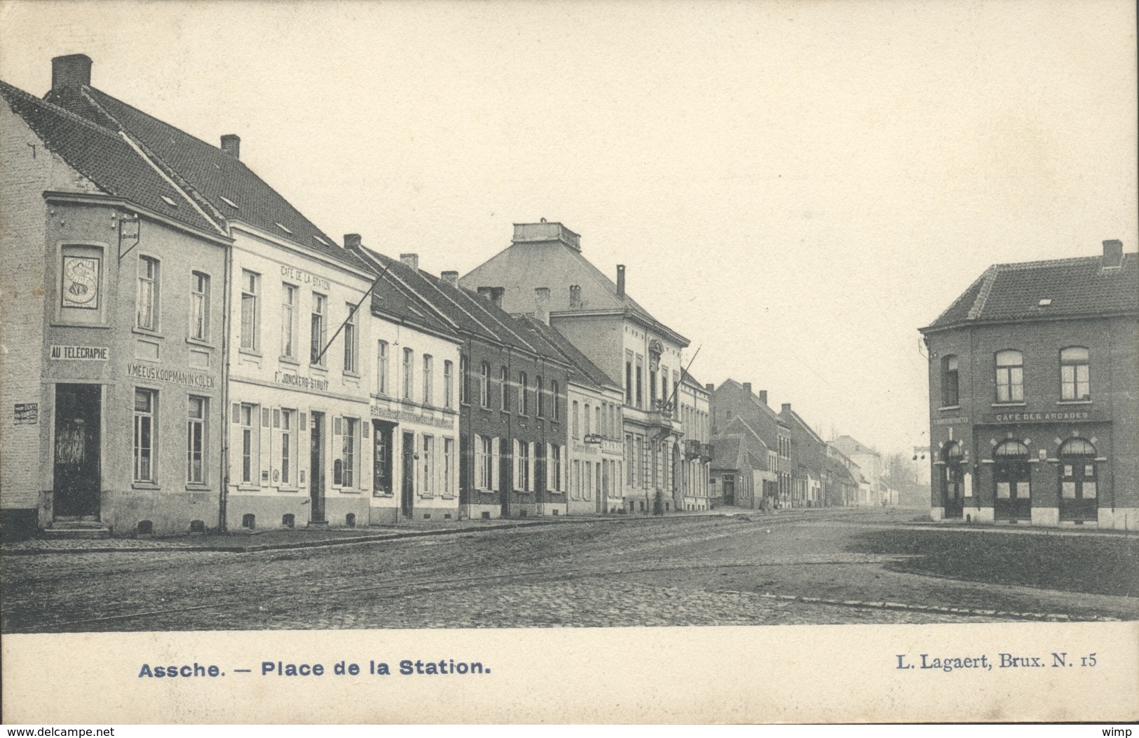 ASSE - Place De La Station / Rehts Café Des Arcades / Links "Au Télégraphe" En "Café De La Station" - Asse